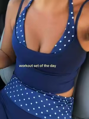 Another workout set of the dayyyy. Wearing a size small 💙🤍