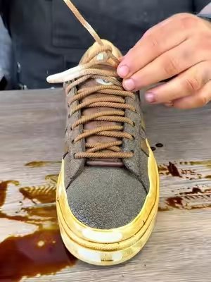 Ensucié estos zapatos de Bad Bunny con aceite quemado #shoedoc #shoelada #limpiadordezapatos #150varos 
