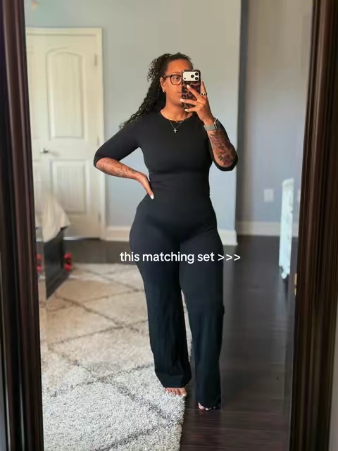 This matching set has the perfect mid sleeve top for us girls who don’t link to show our bat wings or chubby arms I’m 5’6 & 190 lbs wearing a large #matchingset #2pieceset #twopieceset #activewearset #tiktokshopcreatorpicks 