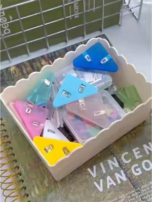 I bet almost no one knows what this is.✨#rarler #RarlerZipClip #office #staple #pushclip #PaperClamp #foryoupage #spotlightfinds #teachersoftiktok #WeeklyDeals #backtoschoolshopping #summerfinds 