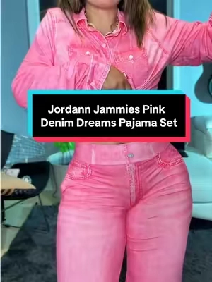 No sé quién tuvo la idea de hacer una pijama que parece un outfit… pero gracias. 💗 Es increíblemente suave, fresca y cómoda, pero con un diseño tipo denim que se ve demasiado lindo. Perfecta para esas mañanas tranquilas en casa, para un self-care day o simplemente porque te gusta verte arreglada incluso cuando estás descansando. #pijama #P#PajamaSetC#CutePajamasL#Loungewearpajama 