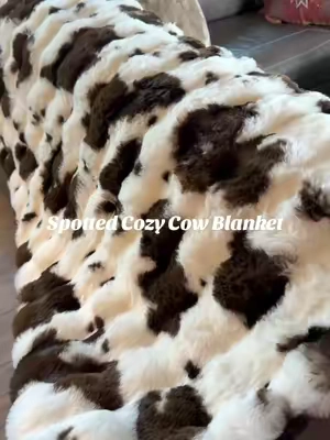 Such a statement piece 😍 would also looks so good in a bedroom! 🤎 #cowprint #western #westernhomedecor #homedecor #cozyblanket 