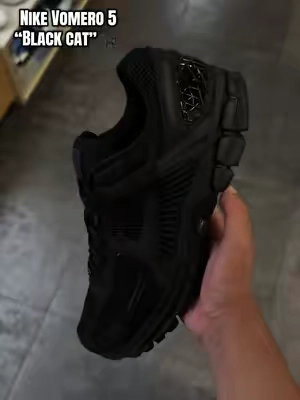 Nike Vomero 5 “black cat”😍🐈‍⬛ #nikevomero5 #vomero5 #gymshoes #blackshoes #comfyshoes 