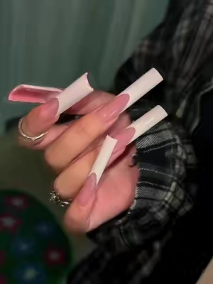 For the girls who love extra long nails ✨LW #nail #pressonnails #fry #nailart #frenchnails 