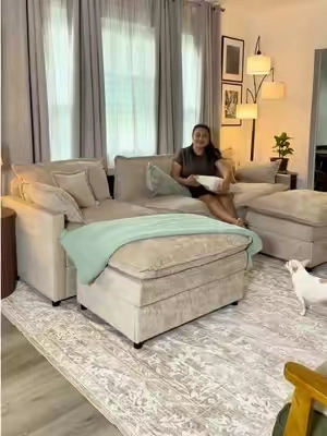 OVIOS Oversized Sectional Sofa con 2 Ottomans Descripción + hashtags — copiar y pegar OVIOS oversized sectional sofa de 4 asientos con 2 ottomans removibles, perfecto para una sala amplia. Mide aproximadamente 142.52 pulgadas de ancho, 34.65 pulgadas de alto y tiene asientos profundos de aproximadamente 25.98 pulgadas. Soporta hasta 1,600 lb de peso. El set incluye 1 sofá de 4 asientos, 2 ottomans removibles, 6 cojines extra gruesos para el asiento, 4 cojines grandes para el respaldo, 2 almohadas para los brazos y 4 cojines decorativos. Los ottomans se pueden mover para cambiar la distribución y acomodar el sofá según tu espacio. Se entrega en 3 cajas que pueden llegar en días diferentes. #OVIOS #SectionalSofa #OversizedSofa #LivingRoomFurniture #TikTokShopBlackFriday 