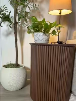 Mesita auxiliar redonda que mantiene tu sala más despejada Si quieres una sala bonita sin llenarla de muebles con gavetas que terminan acumulando de todo, esta mesita auxiliar redonda me encantó. Su diseño acanalado le da un estilo moderno, la superficie de arriba es firme y mide aproximadamente 17.7” de diámetro x 21.65” de alto. Perfecta como mesa lateral junto al sofá, para una lámpara, decoración o tu café. Sencilla, funcional y preciosa para espacios pequeños. #RoundSideTable #LivingRoomDecor #SmallSpaceFurniture #TikTokShopBlackFriday 