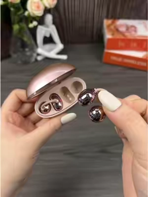 Game changer for workouts: clip-on earbuds#EarClipEarbuds #HiddenHeadphones #FashionEarbuds #WorkHacks #TechHacks