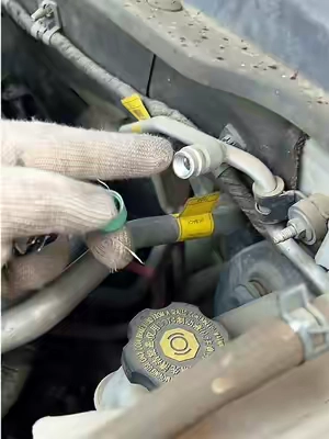 ¿El aire acondicionado de tu coche no enfría? ¡Revisa esto primero!#Car #Tools #Tips #DIY #brokenrelay 