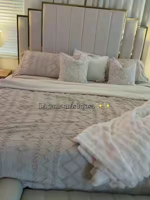 Mi cama ya lleva casi un año conmigo y sigue siendo de mis compras favoritas para el dormitorio. 🤍✨ Me encanta su diseño tapizado porque se ve elegante, moderna y hace que toda la habitación luzca mucho más acogedora. Además de hermosa, se siente firme y resistente. Si estás pensando en renovar tu habitación, te dejo el carrito naranja porque definitivamente vale la pena. 🛏️✨ #TikTokShopCreator #BedroomDecor #HomeFinds #CamaTapizada #TikTokShop@Amerlife 