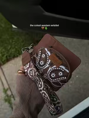 The cutest grab and go wristlet for your fall lineup 🍂🤎 #FallStyle #WesternFashion #BandanaPrint #CozySeason #SmallBagStyle western fashion wrangler accessories 
