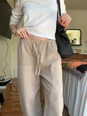 gap’s best-selling barrel pants just restocked and they’re likely not here to stay for long @Gap #barrelpants #kyotopants #gapbarrelpants #jenniferanistonpants #jenniferanistonstyle 
