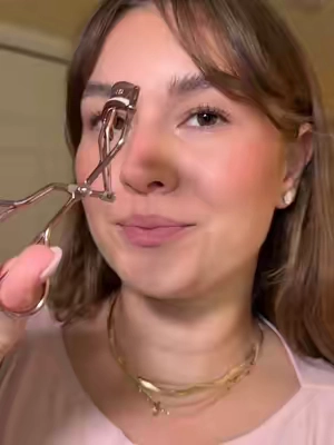 a total game changer for us hooded-eye girlies 🎀 these are designed to sit super close to the lash line and give your lashes the most beautiful and even curl #hoodedeyesmakeup #hoodedeyes #eyelashcurler #ttsfinds @Jenny Patinkin 