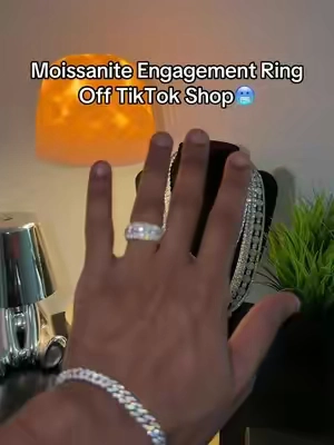 #moissanite #engagementring #moissanitering #ring #weddingring 