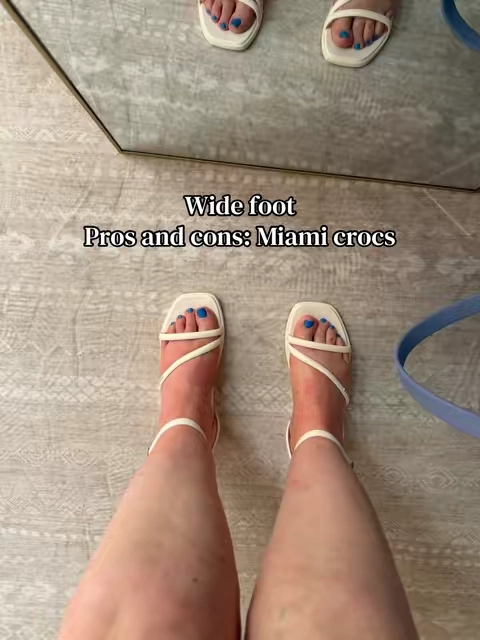 Thick ankle girls with wide feet, the crocs Miami sandals is surprisingly perfect tbh. #widefoot #widefootfriendly #widefootshoes #summersandals #widefeet 