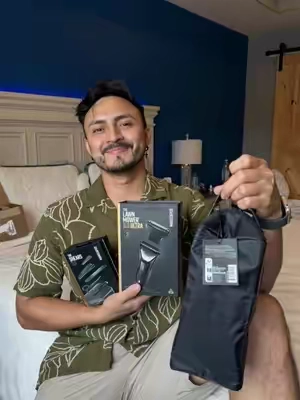 Este es el kit de aseo personal para los hombres te incluye máquina afectadora corta uñas y gel y desodorante me encanta usarlo todos los días 
