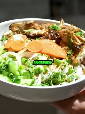 Yeah absolutely nailed it with these  Ingredients needed: -organic white rice noodles (most stores don’t have them I got them on amzn but whole foods usually has them)  -organic chicken thighs boneless skinless  -cilantro  -green onion  -blend 1 seasoning  -coconut aminos  -some beef tallow or use ghee or avocado oil  -persian cucumbers  -coconut milk  #santacruzmedicinals #healthyrecipe #lockin 