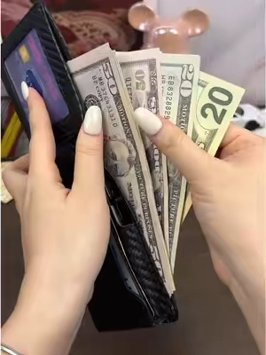 Deja de cargar un ladrillo en el bolsillo 😅 Esta es la cartera plegable delgada definitiva que sí cabe en el bolsillo delantero. #NewDropsForYou #tiktokshopspringglowup