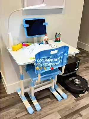 I let my soon to be kindergartener and pick out his own desk… he made a great choice 🥹 #kidsdesk #backtoschool #deskforkids #firstdayofschool #kidsfurniture 