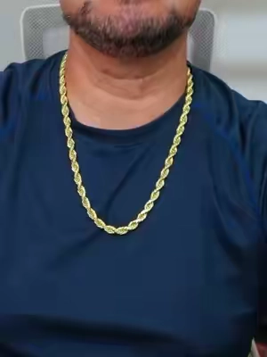 Set de joyería Holylegend con baño de oro de 14 quilates: cadena y pulsera a juego, para hombre y mujer. Un accesorio que completa el estilo sin gastar en oro macizo, y como vienen combinados ya no tienes que buscar qué va con qué. El corte facetado refleja la luz y el acabado tarnish-free evita que se ponga negro o se despinte. Disponible en torzal, figaro y cubano, en varios grosores. #Cadenas #SetDeJoyeria #JoyeriaDeHombre #BañadoEnOro #EstiloHombre 