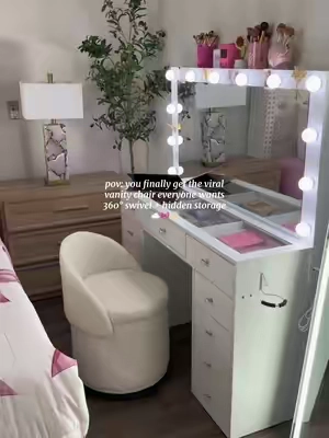 Obsesionada con esta silla para mi vanity 🎀☁️giro 360º y con un almacenamiento oculto 🤩 es tan suave y cómoda @Chairus Plus 