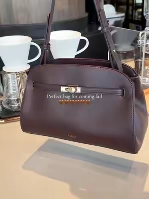 It’s time to upgrade ur fall bag in advance🤎✨ #cluci #newarrivals #giftguide #falldealsforyou #affordableluxury 