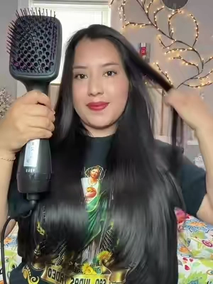 Un cepillo que toda mujer necesita tenerlo ya que te ahorra tiempo por que te seca te peina y te alisa tu cabello 😍🔥😘 #peinesecador #cepillosecador #cepilloalisador #peinealisador #cepilloviral
