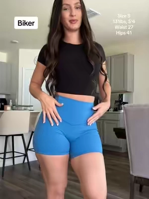 Shorts that come with a grip lining are a must 🤌🏻💙 #halara #halarashorts #bikershorts #walkingshorts #workoutshorts 