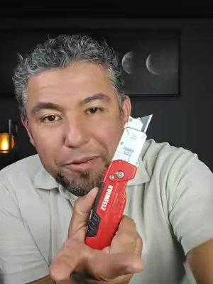 🧰 Dos herramientas en una La KAIWEETS 2 en 1 funciona como cuchillo utilitario y raspador, ideal para abrir cajas, retirar etiquetas, pintura o residuos en diferentes superficies. #UtilityKnife #ScraperTool #DIYTools #HandTools #HomeImprovement