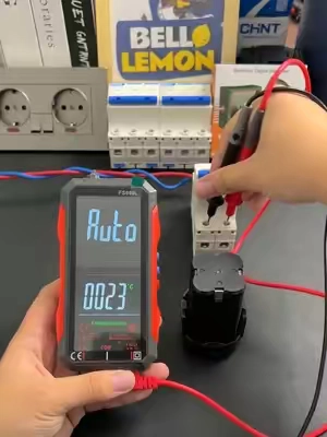 Pantalla grande, detección automática y lectura clara hacen que revisar la electricidad en casa sea fácil y seguro.#videowave #electricalwork #HomeElectricalTest #multimerica #smartmultimeter 