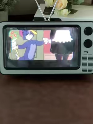 POV: Vintage just feels better#phonescreen #phonemagnifier #tiktokshopsummersale #coolgadgets #minicine 