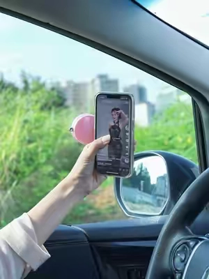 POV: You just found the magnet hat actually hold #summervibes #foryourpage #magneticphoneholder #carmount #dealsforyoudaysproduct 