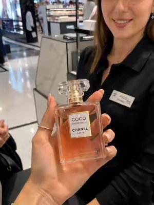 The staying power is insane! they are literally shipping it for Free right now 😍🔥#BeautyTok  #perfumetiktok #coco #fragrance #womensperfume 