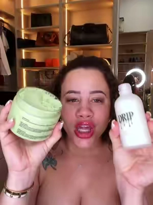 body scrub exfoliante y perfume corporal. Si quieres que el perfume dure mucho más, este dúo tiene todo el sentido: primero exfolias la piel para dejarla suave y luego aplicas el aceite perfumado para sellar la hidratación y que el aroma permanezca durante horas. Es el tipo de rutina que hace que todo el mundo te pregunte qué perfume llevas. #bodyscrub #bodyskincare #perfume #SelfCare #tiktokshop 