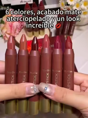 Este set de 6 labiales mate con textura de terciopelo en tonos nude y café es perfecto para darle un toque elegante a tu maquillaje diario.💄☕#LabialLargaDuracion #LabiosPerfectos #MaquillajeFacil #DelineadorDeLabios #Labial2En1