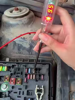 Encuentra el fusible quemado de tu carro en 10 segundos. Antes perdías tiempo sacándolos uno por uno. Con este probador: luz + 12V = bueno, sin luz = quemado. #ProbadorDeFusibles #10Segundos #DiagnósticoEléctrico #TallerEnCasa #AccesoriosParaAuto 