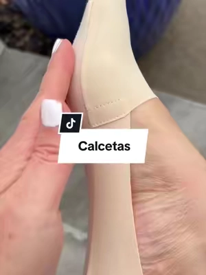 Los calcetines invisibles que por fin sí se quedan en su lugar. 👟✨ #socks #shoestyle #fashioninspo #fashiontips #summeressentials  