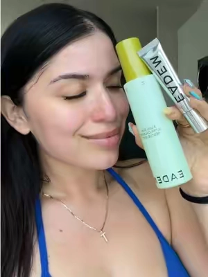 this spray has SAVEDDDD my skin 💦 @EADEM #eadem #eademlipbalm #buttermochi #skincare #hydration 