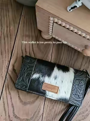 That cowhide is gorgeous 🖤 #WranglerWallet #CowhideWallet #WesternStyle #TikTokShopFinds #WesternFashion 