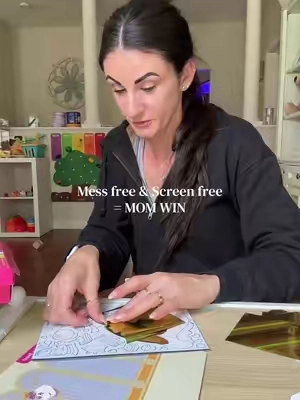 Obsessed with this foil fun activity #kidsartsandcrafts #artsandcrafts #kidsactivities #screenfreeactivities #screenfreefun 
