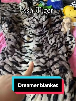 If you see this, you run! These blanket prints go out of stock super super fast! #dreamerblanket #weightedblanket #tigerprint #throwblanket @Comfrt 