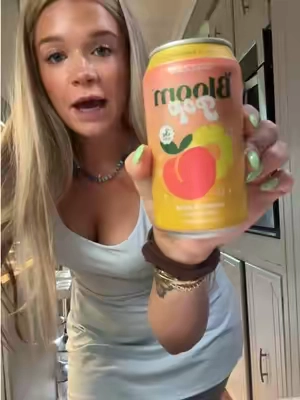peach pineapple bloom soda is delicious 🤤 @Bloom Nutrition #bloomnutrition #prebioticsoda #peach #pineapple 