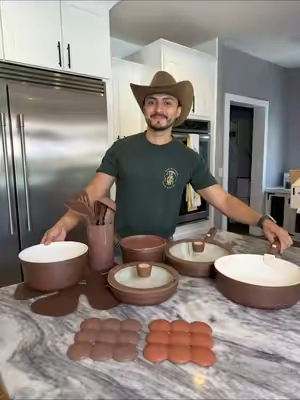 Estás son las cacerolas que yo uso para mis recetas me encantan que no se pega la comida y el set te incluye todo lo que miras en el video 