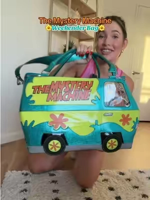 This weekender bag is sooo adorable! #scoobydoo #mysterymachine #totebag #travelbag #bag