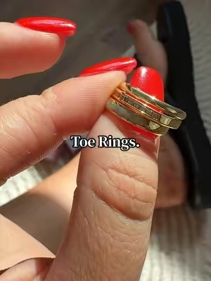 The prettiest summer accessory! ✨ These 14K gold-plated toe rings are adjustable, waterproof-looking, and add the perfect beachy touch to sandals, flip-flops, or barefoot vacation days. If you’re looking for cute toe rings, affordable jewelry, or summer accessories, these are such a fun find! ☀️💛 #ToeRings #GoldToeRing #SummerJewelry #jewelry #tiktokshopsummersale 