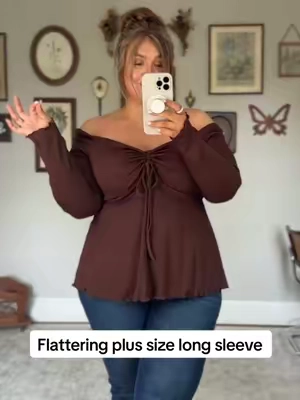 This is suchhhh a cute and flattering top for fall 🍂 #plussizefashion #plussizetop #curvyfashion #fallfashion #falloutfits @BloomChic 