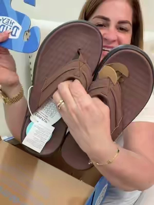 Si tu esposo, papá o algún familiar vive en sandalias durante todo el verano, estas HeyDude son de esas compras que valen la pena. ☀️ Cómodas, ligeras y fáciles de combinar para la playa, la piscina o el día a día. Encima de mi nombre te dejo toda la información de la tienda oficial. #TikTokShopFinds #HeyDude #MensSandals #SummerStyle #MensFashion
