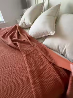 Fall is just around the corner, so make sure to grab your cotton blankets before they are gone! #cottonblanket #bedding #fallblanket 