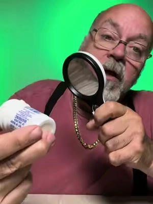 Magnifying Glass with 3X magnification and 3 LED lights. This portable desk accessory works perfectly for reading and craft work. Bright illumination and clear view bring you great convenience in daily study and manual creation #magnifyingglass  #crafting #eyesight 