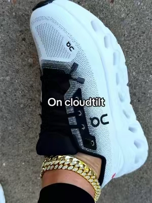 ON running cloudtilt with the slip on shoes so you don’t have tie your shoes and the comfort insane @Evans Sneakers #oncloud #cloudtilt #runningshoes #oncloudrunning #onclouds 