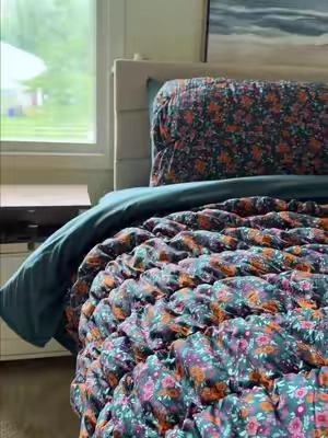 A whole bed in a bag and it’s this beautiful 🤎🌼 #bedding #melexhome #vintagefloral #floralbedding #fallvibes 